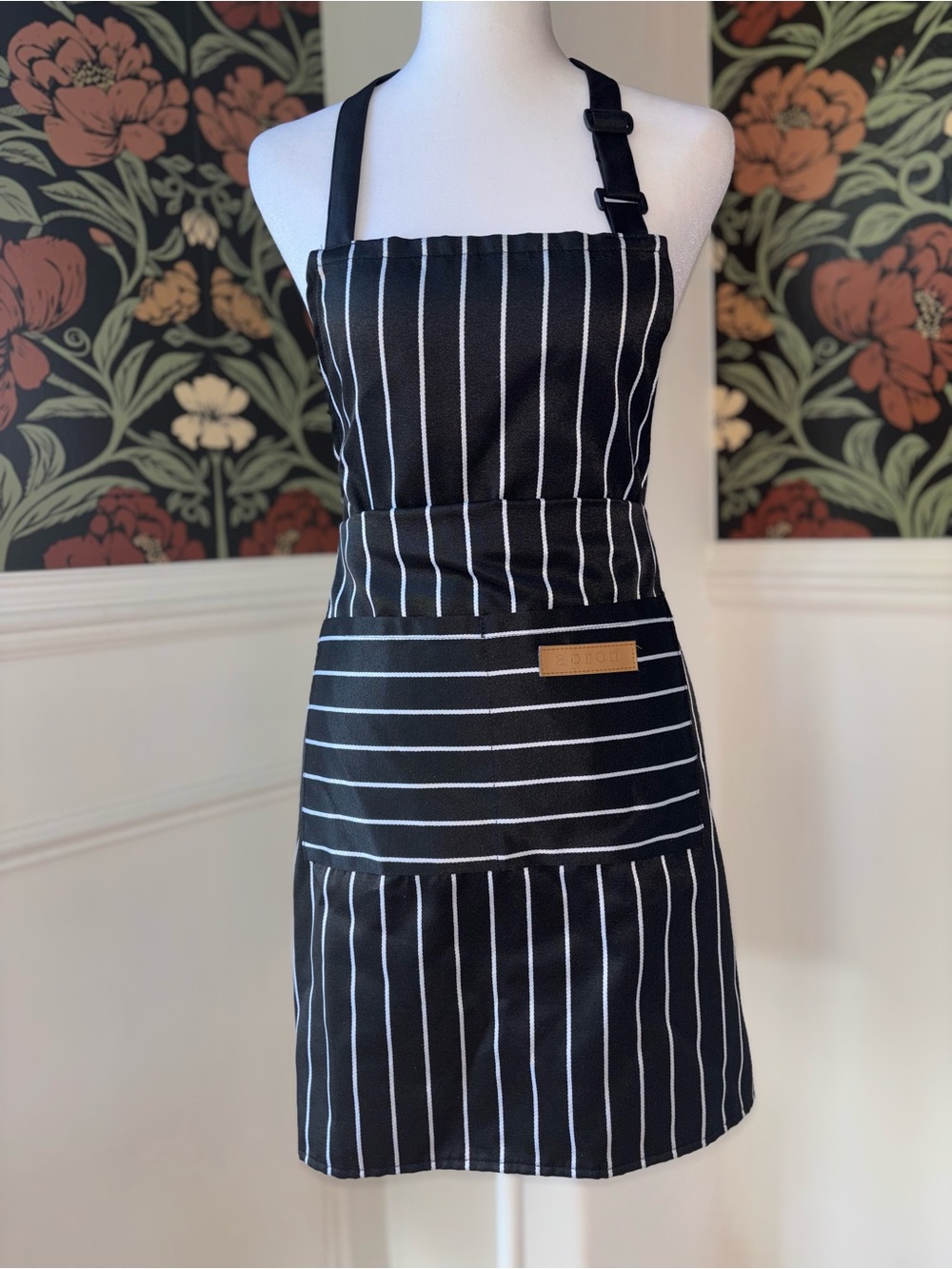 NWOT Adjustable Black Pinstripe Apron Chef Kitchen - Picture 2 of 7